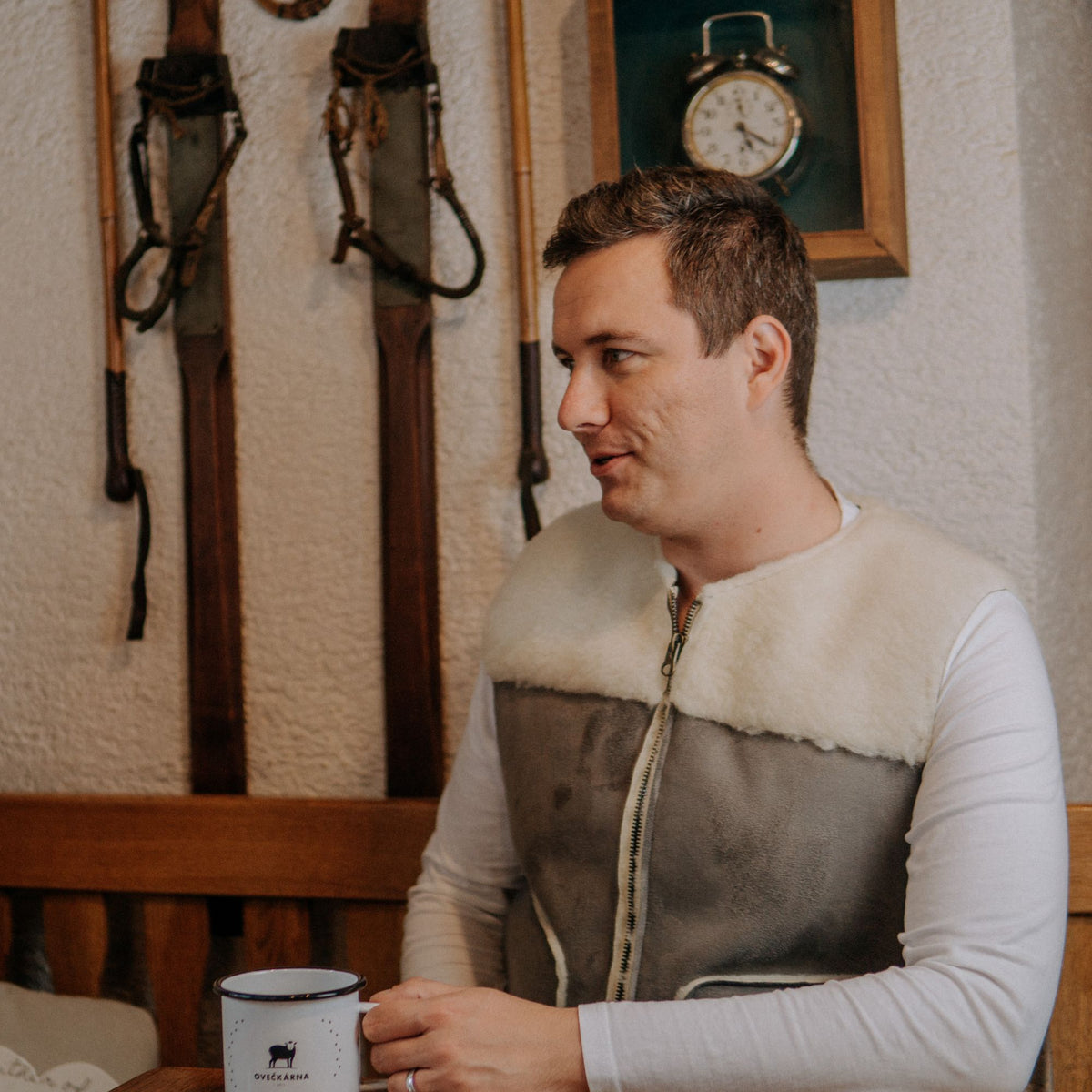Väst av fårull velour grå