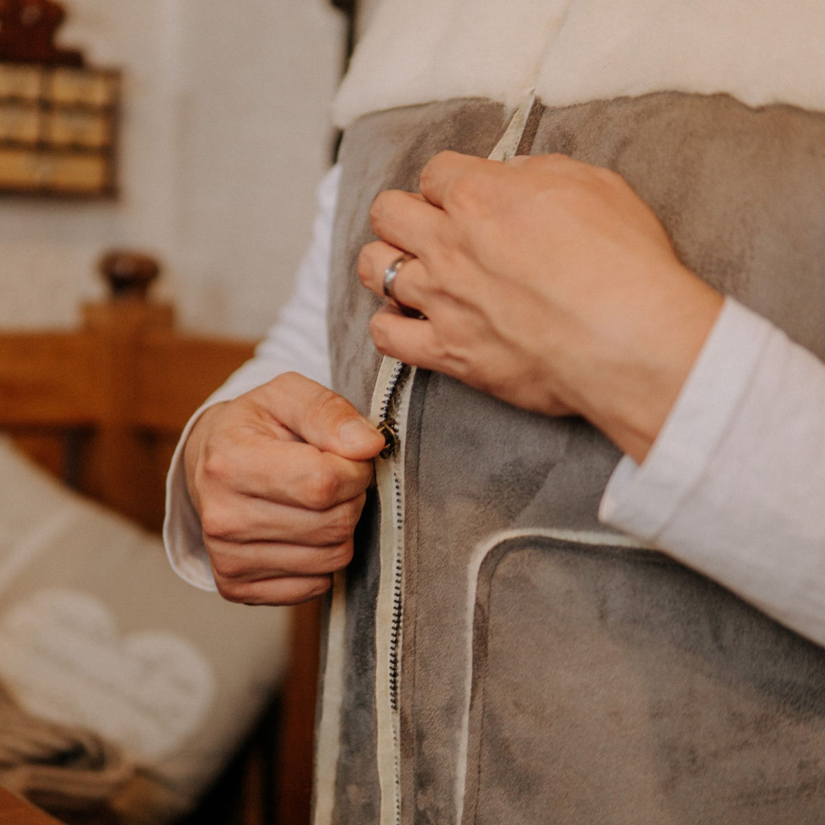 Väst av fårull velour grå