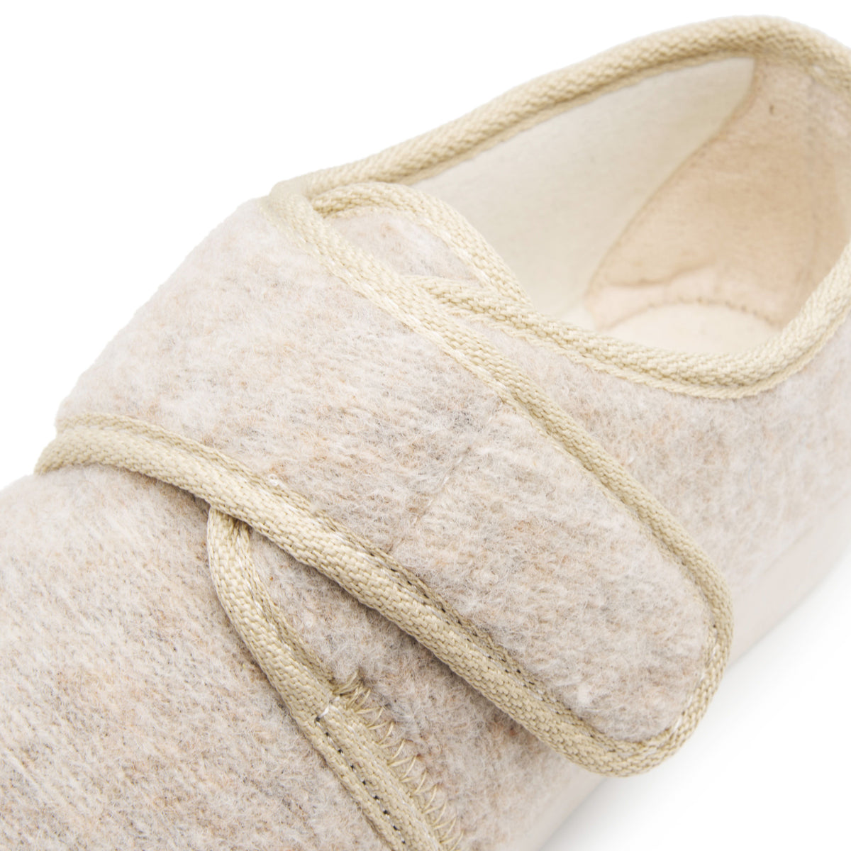 Tofflor av ullfilt med kardborreband beige