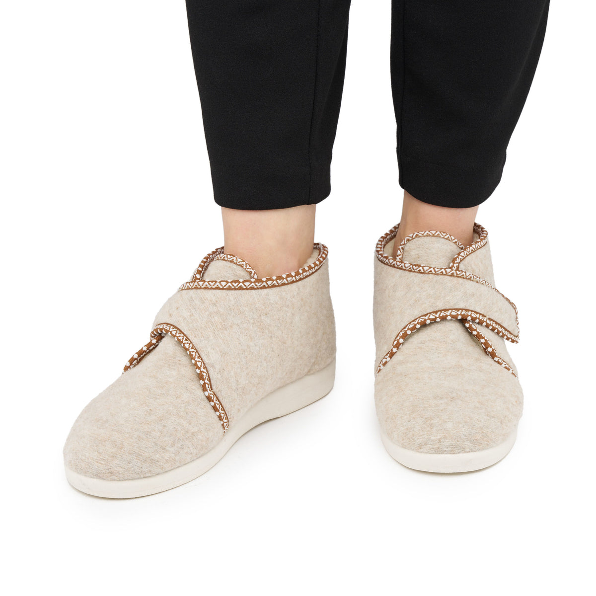 Höga ullfiltstofflor med kardborreband beige