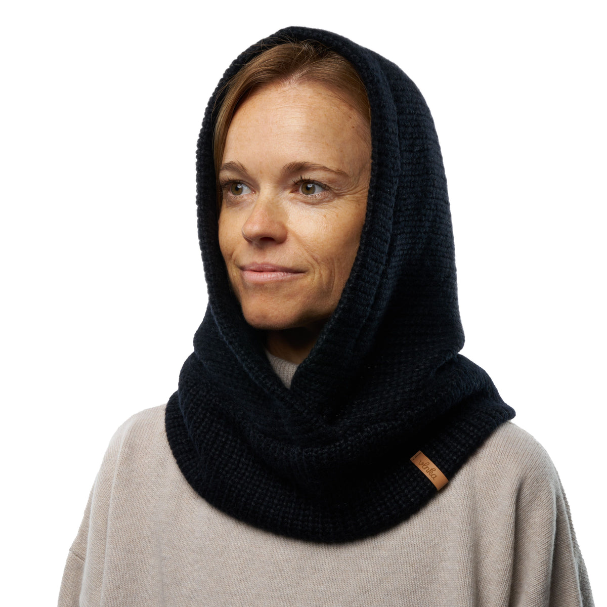 Stickad huva med merinoull Skandor svart