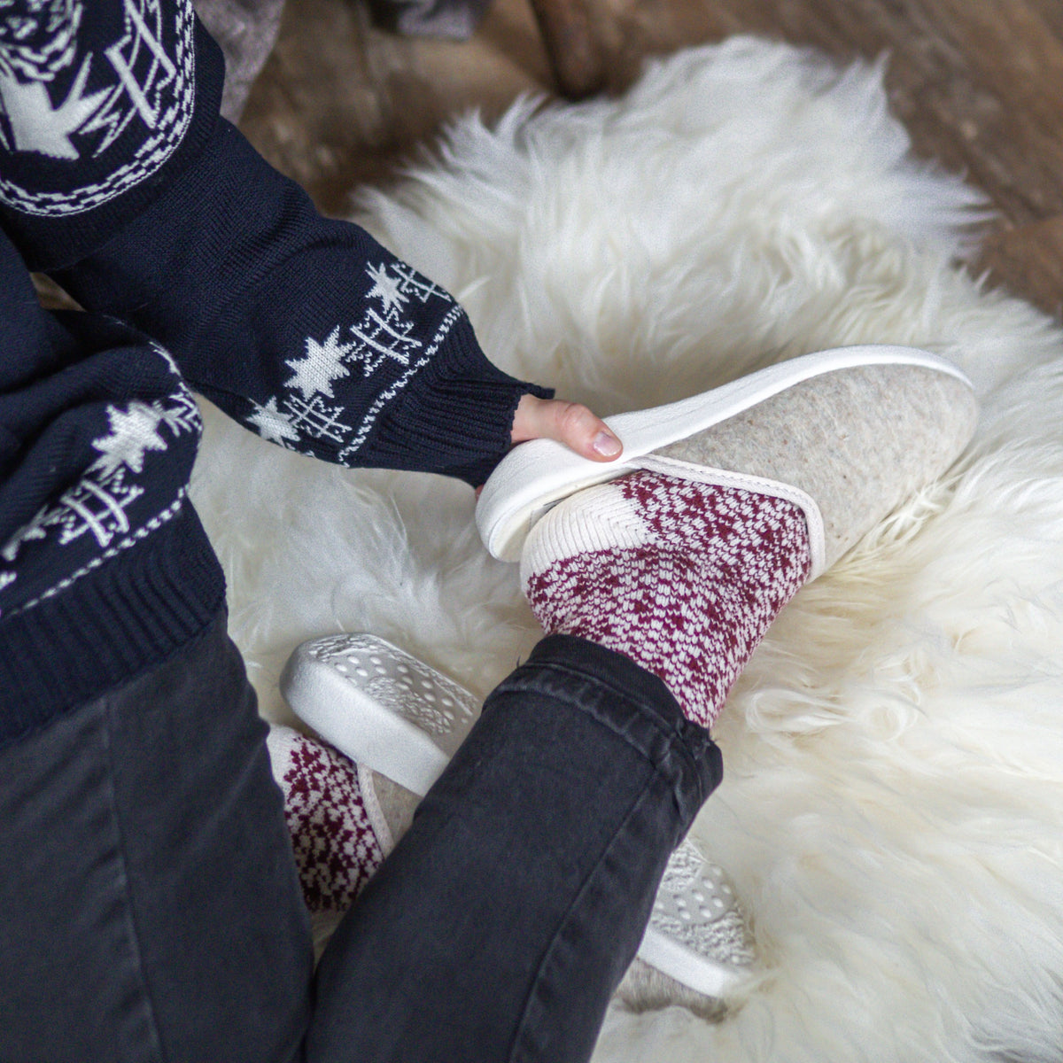 Tofflor av ullfilt beige