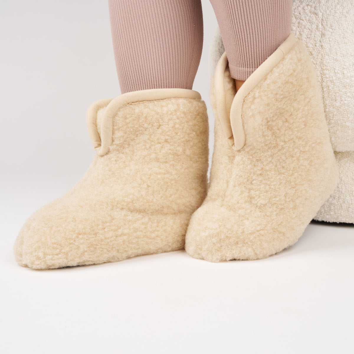 TV-tofflor uppvikbara av fårull beige