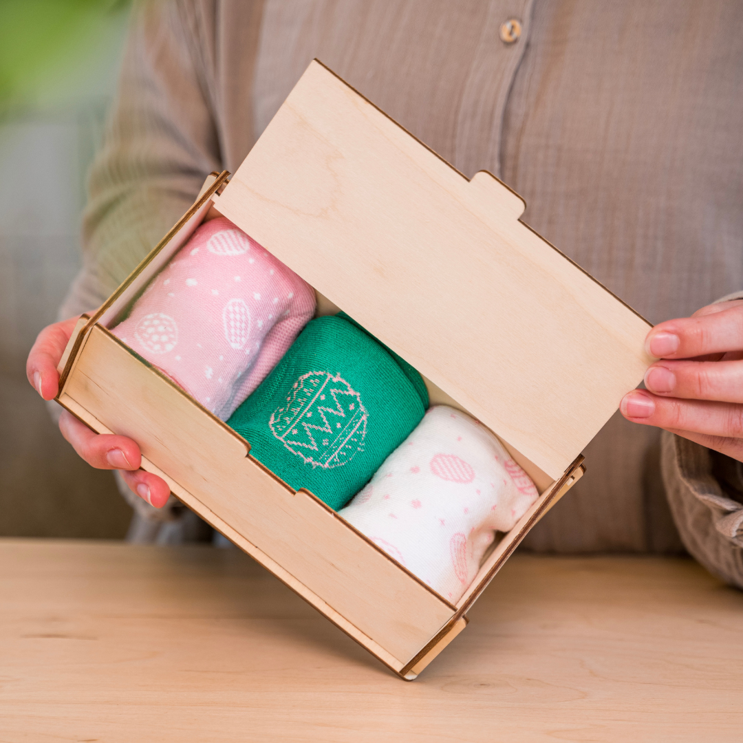 Påskset bomullsstrumpor i låda rosa