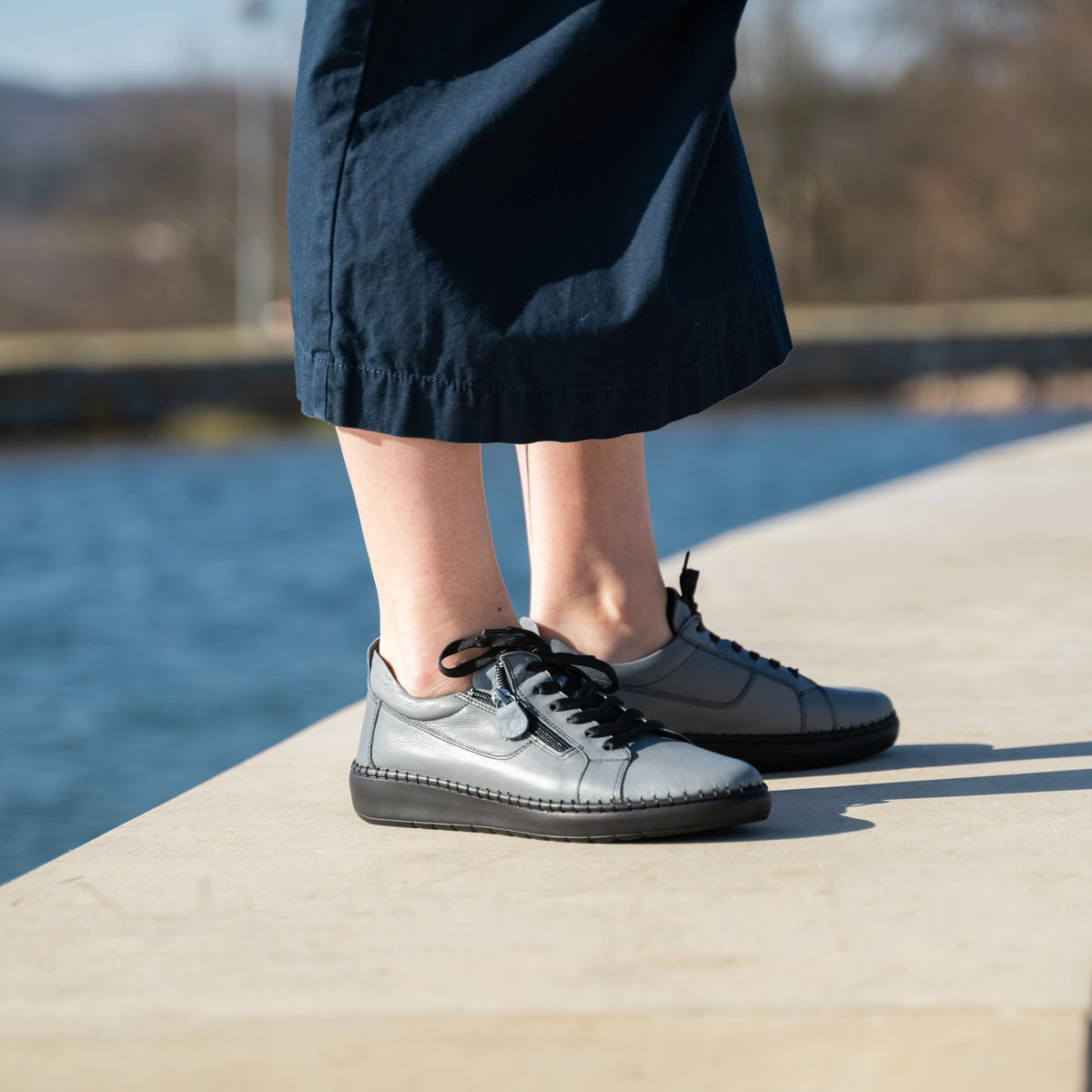 Damlädersneakers med dragkedja Isabel grå