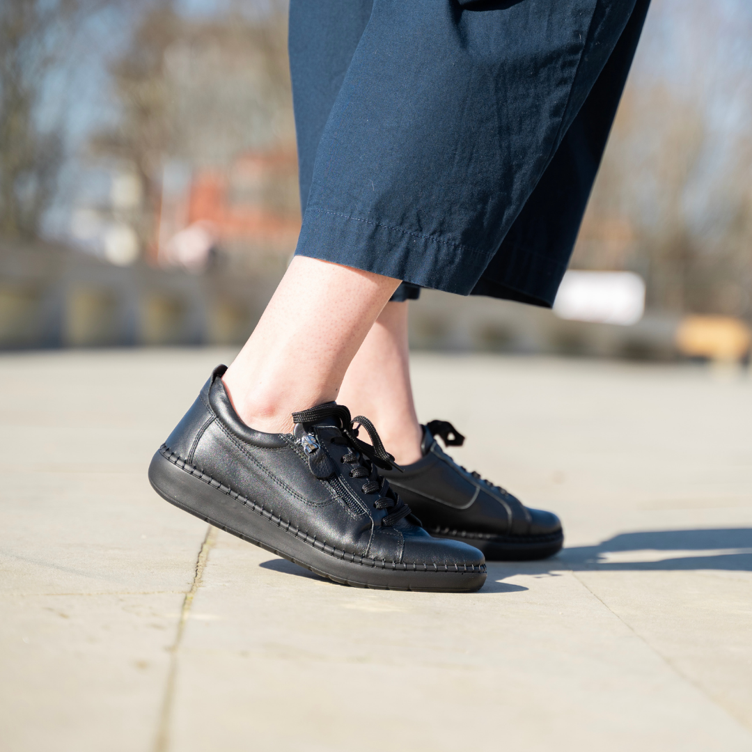 Damlädersneakers med dragkedja Anika svart