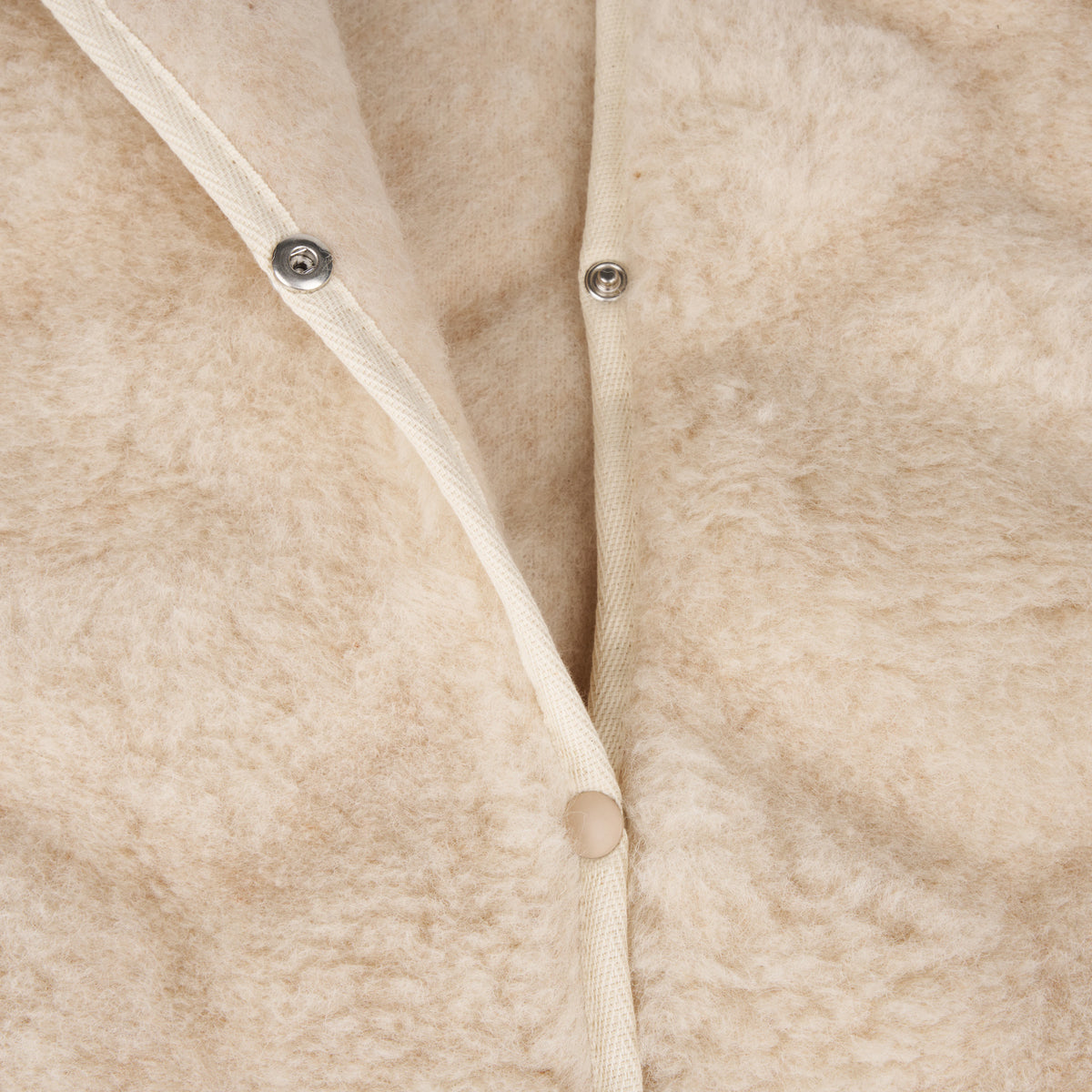 Damullväst med upphöjt mönster beige