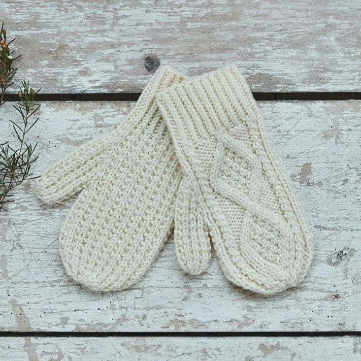 Handstickade merinoullsvantar natur
