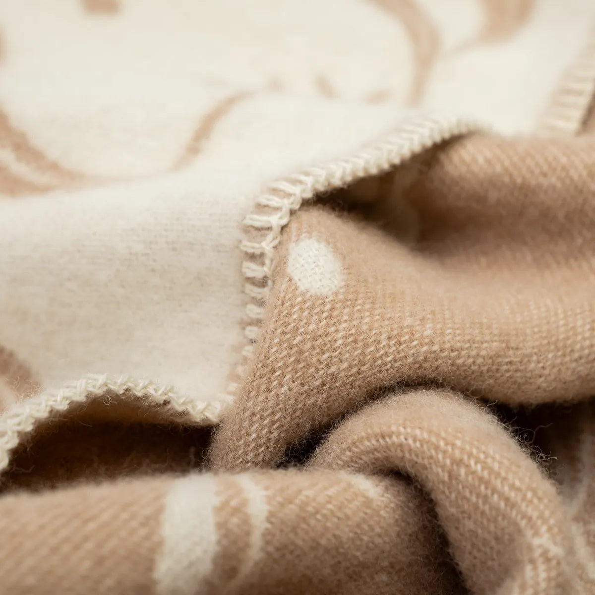 Merinoullpläd med får beige