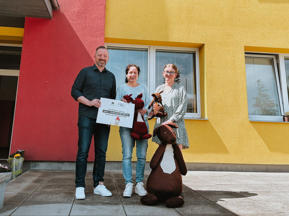 Vi skänkte skor till Klokánka