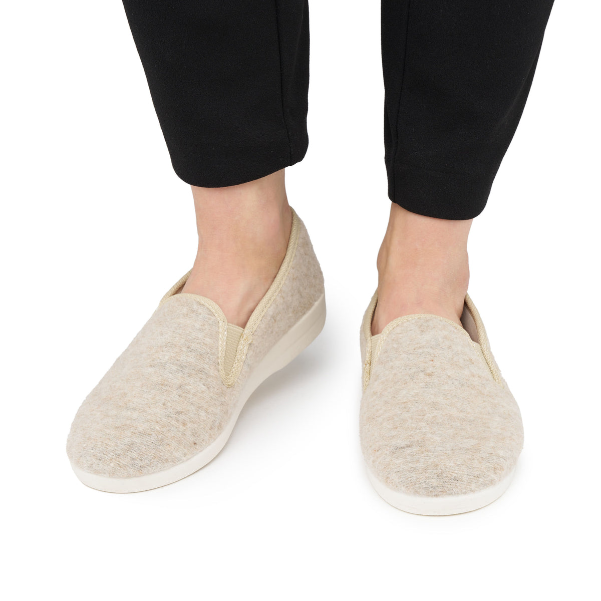 Tofflor av ullfilt beige
