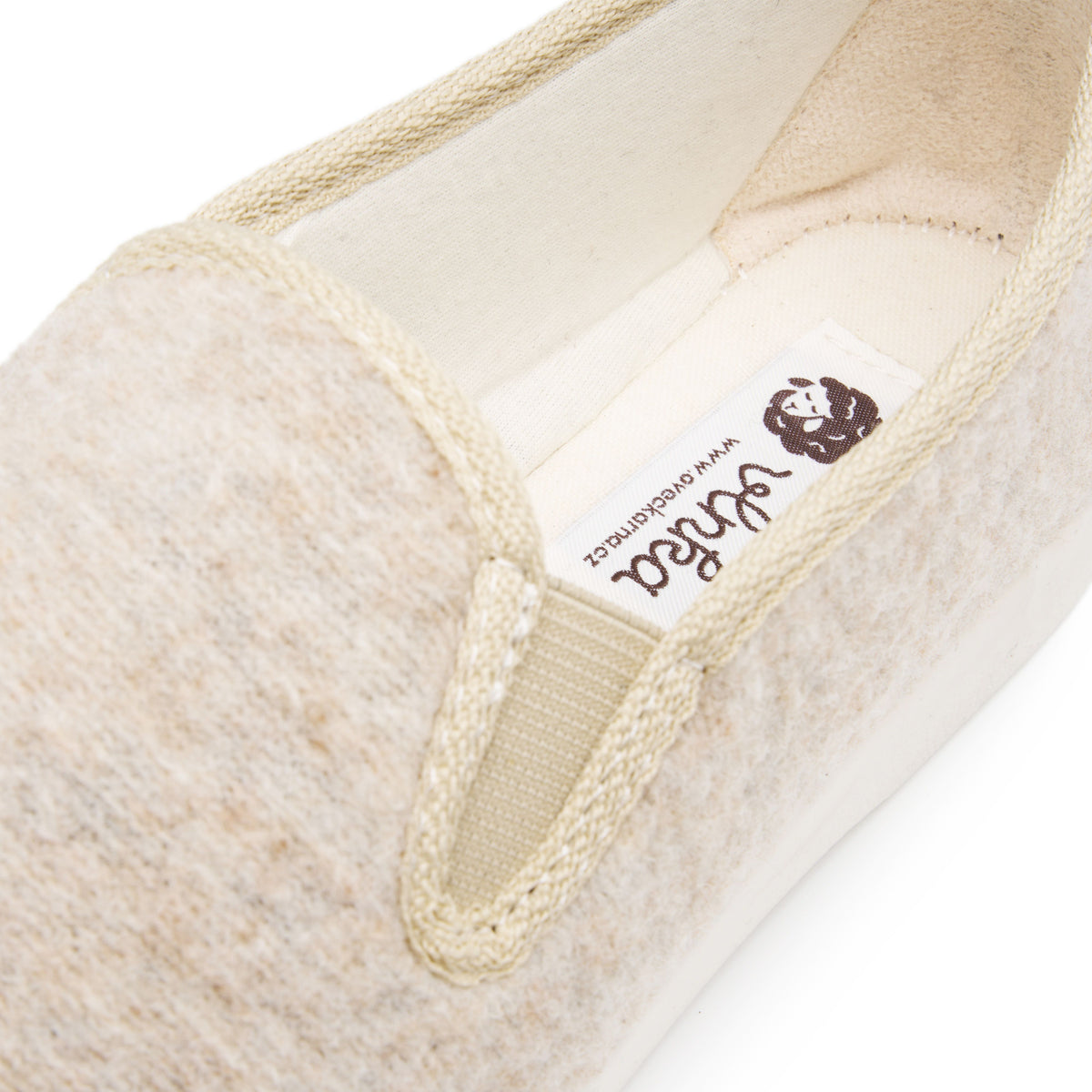 Tofflor av ullfilt beige
