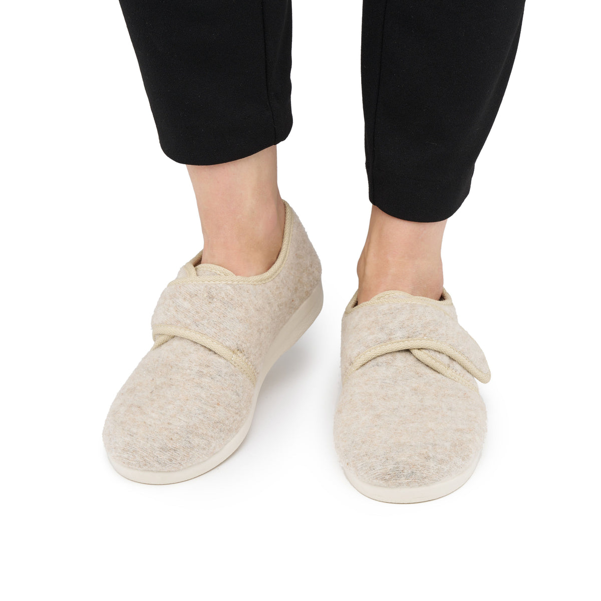 Tofflor av ullfilt med kardborreband beige