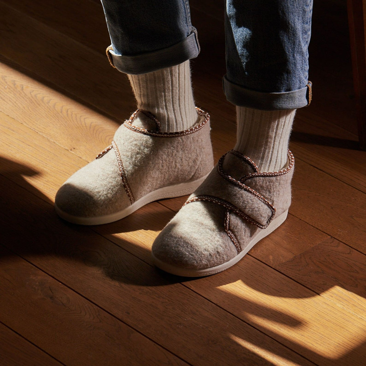 Höga ullfiltstofflor med kardborreband beige