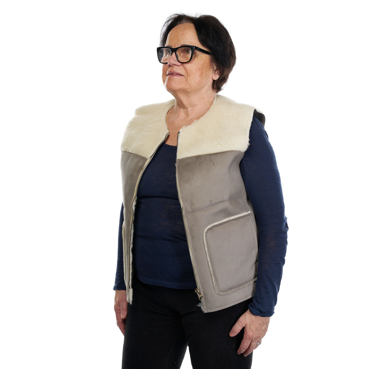 Väst av fårull velour grå